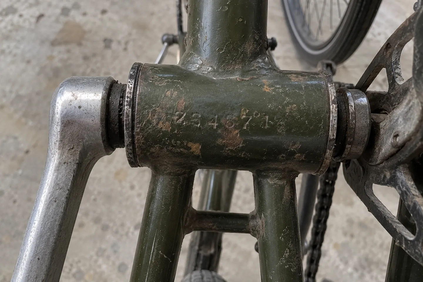 Nærbillede af et indpræget stelnummer under en cykels krankboks